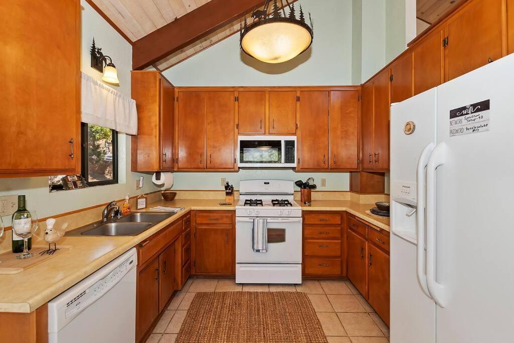 Everwood Serenity Treehouse Ontrail Head/Sledding Villa Big Bear Lake Bagian luar foto
