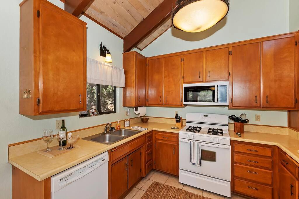 Everwood Serenity Treehouse Ontrail Head/Sledding Villa Big Bear Lake Bagian luar foto